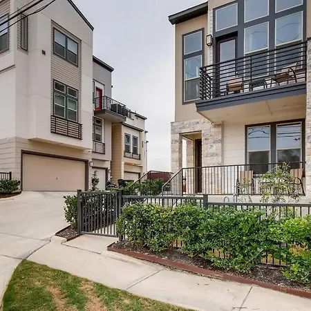 Fam Friendly 5 Bed Home Blocks To Pearl/Riverwalk!